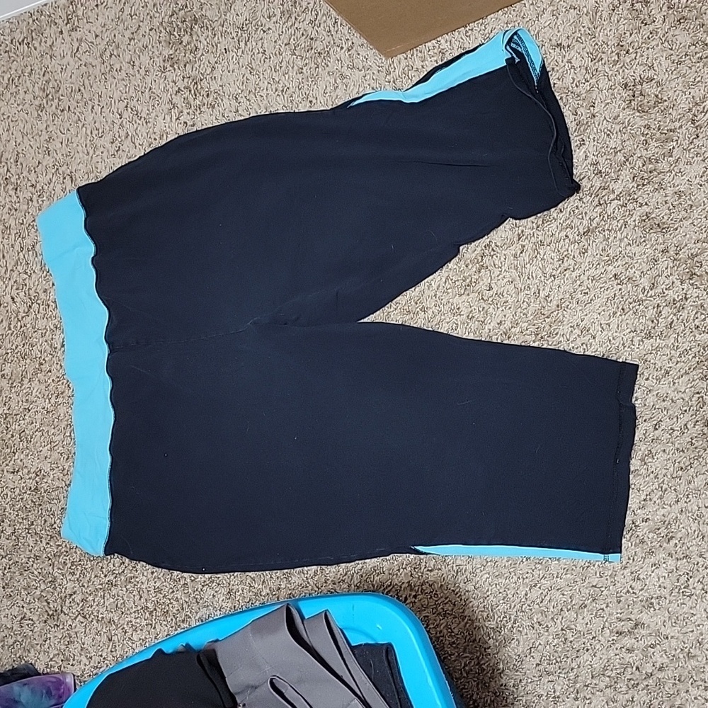 22/24 work out Capri leggings. Blue abs black. - Picture 2 of 2